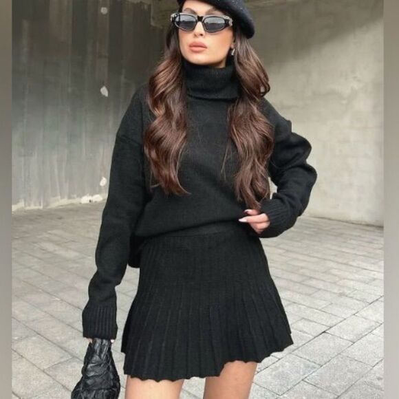 Black Knit Pleated Skirt - Picture 2 of 3